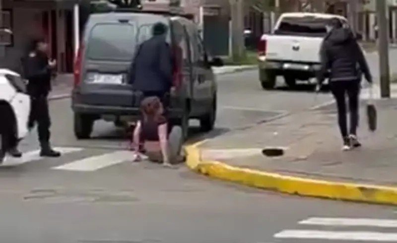 Alertaoesteok's tweet photo. Caseros: una mujer fue asaltada en su departamento y se arrojó por el balcón. Los delincuentes escaparon y terminaron detenidos. Nota de nuestro portal de noticias  https://t.co/d3IO8rjqWN https://t.co/tcSj1xhbVS