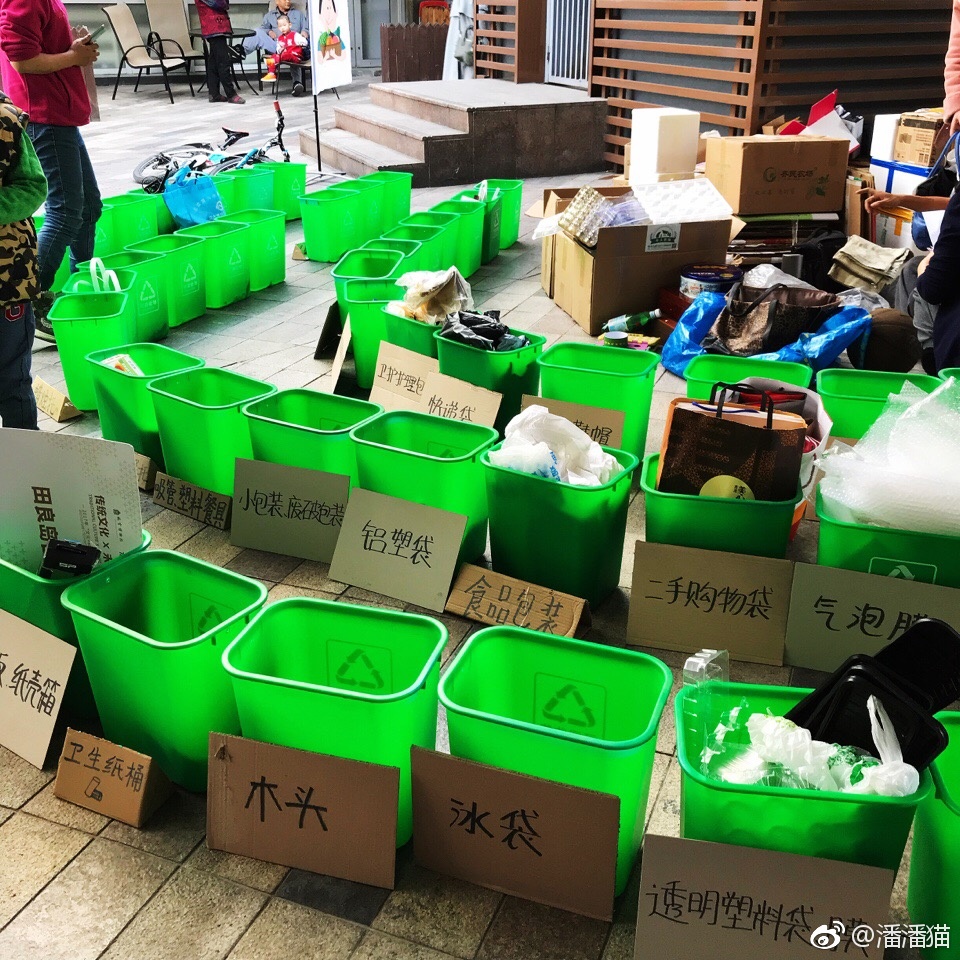 MintaHcomiskey's tweet photo. Took 2 hours sorting old stuff this weekend! Donated 3 bags of unused clothes, kept only sentimental items u0026 recycled broken electronics. Small clear-up = big mood boost! https://t.co/OdC4luXCMu