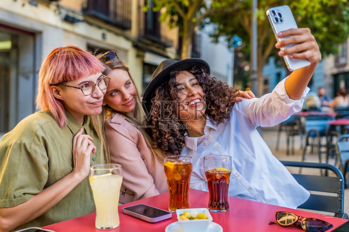 IMRUZTV's tweet photo. Our photography club’s weekend street shoot + coffee sharing session was a blast! Captured 50+ awesome city moments, swapped editing tips with fellow shutterbugs. Next stop: old town alley exploration this Sat! Join us https://t.co/O05g9FOh2x