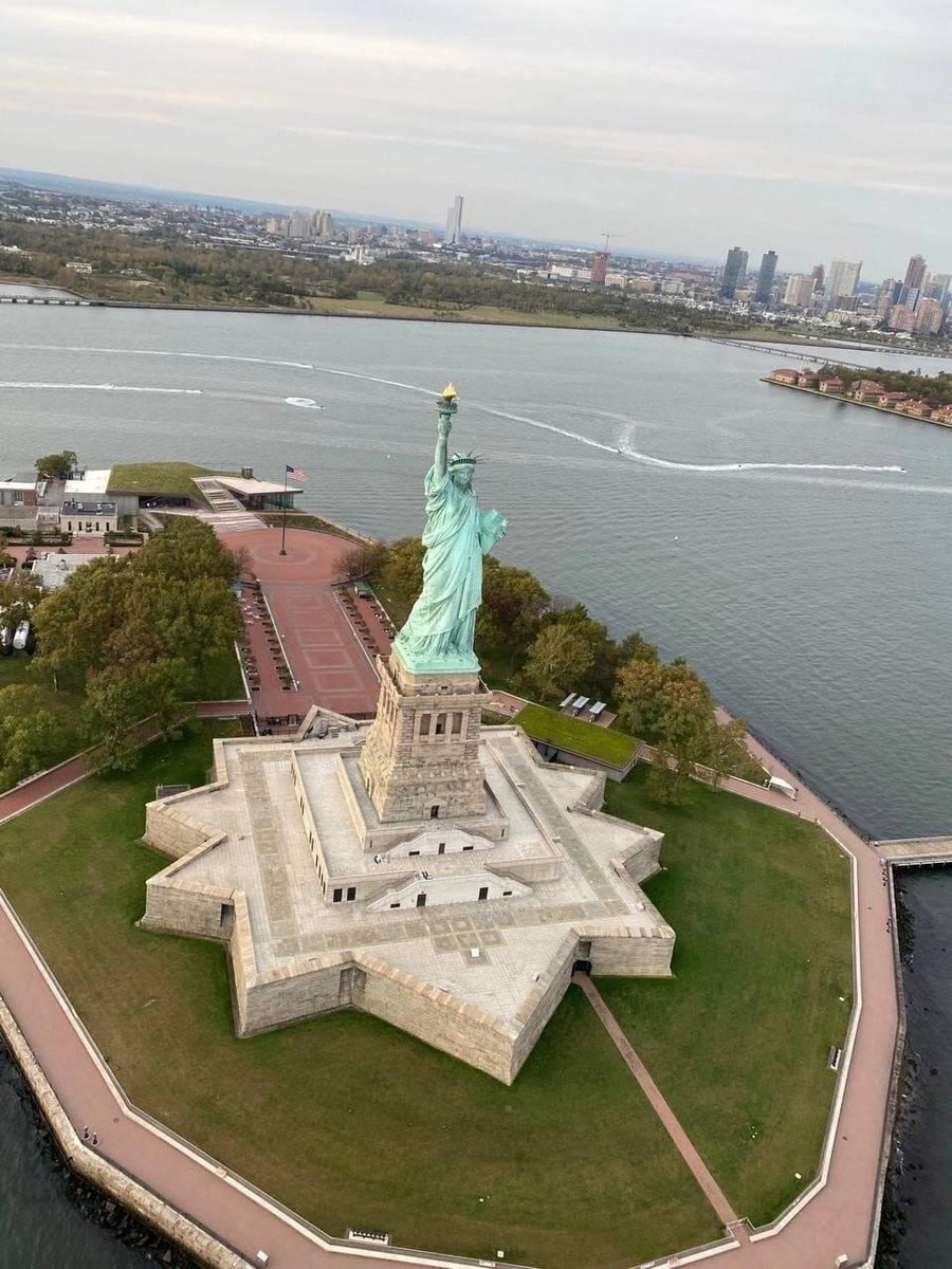 NiciaWilliams's tweet photo. So happy and grateful to have my good friend visit me all the way from Singapore. After a lovely lunch, we spent the afternoon taking in the beauty of the Statue of Liberty. 🇺🇸✨ https://t.co/5jxSIvdyNZ
