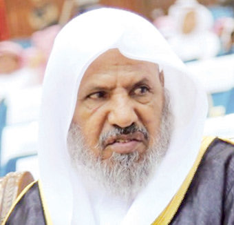 fahad_alkulaib's tweet photo. علماء من محافظة #الزلفي (2) :
 الشيخ #حمد_بن_راشد_بن_محمد_الطيار رحمه الله، الذي توفي والده وهو صغير، فتولت رعايته وتربيته والدته العابدة والمربية الفاضلة #زينب_بنت_عبدالله_المجاهد، رحمها الله.
وقد حرصت والدته على تربيته وتعليمه، فأدخلته كتّاب الشيخ عبدالله بن عبدالعزيز السحيمي، ثم شرع في طلب العلم على الشيخ عبدالله بن عبدالرحمن الغيث، والشيخ حمدان بن أحمد الباتل، رحمهما الله، وكانت والدته توصيهما به، وتحضه على الاستزادة من العلم الشرعي.
ثم اضطر إلى الانتقال إلى الرياض عام 1360هـ لطلب العلم على علمائها، فالتحق بالمعهد العلمي، وتخرج فيه عام 1365هـ، ثم التحق بكلية الشريعة وتخرج فيها عام 1388-1389هـ.
وعمل بعد ذلك ملازمًا #للأمير_بندر_بن_عبدالعزيز، رحمه الله، في حله وترحاله وتنقلاته، وكان الأمير بندر يصطحبه معه عند زيارته #للملك_عبدالعزيز، طيب الله ثراه، في روضة خريم.
إن هذه النماذج الثلاثة وغيرها تؤكد أن صناعة العلماء لا تبدأ دائمًا من المدارس والمعاهد، وإنما تبدأ من بيت متواضع، ومن أم صابرة، أو أخت وفية، غرست في نفس يتيم محبة العلم، واحتملت مشقة الطريق، ودفعت ابنها أو أخاها إلى مجالس العلماء، وهي تؤمن أن ما تقدمه اليوم من تضحية سيبقى أثره في الدنيا، وأجره عند الله.
ولعل من أجمل ما يمكن أن يقال في حق أولئك الأمهات والأخوات: إنهن لم يكنّ مجرد راعيات لأبناء فقدوا آباءهم، بل كنّ شريكات في صناعة رجال العلم، وأسهمن بصبرهن وتضحياتهن في بناء نماذج علمية بقي أثرها ممتدًا بعد رحيلهن.
رحم الله أولئك الأمهات والأخوات، وجزاهن عن أبنائهن خير الجزاء، وجعل ما قدمنه من تربية ورعاية وصبر وتضحية في موازين حسناتهن، وحفظ الله علماءنا وأطال في أعمار الأحياء منهم على طاعته، وغفر للأموات منهم أنه سميع مجيب.
#الزلفي.
