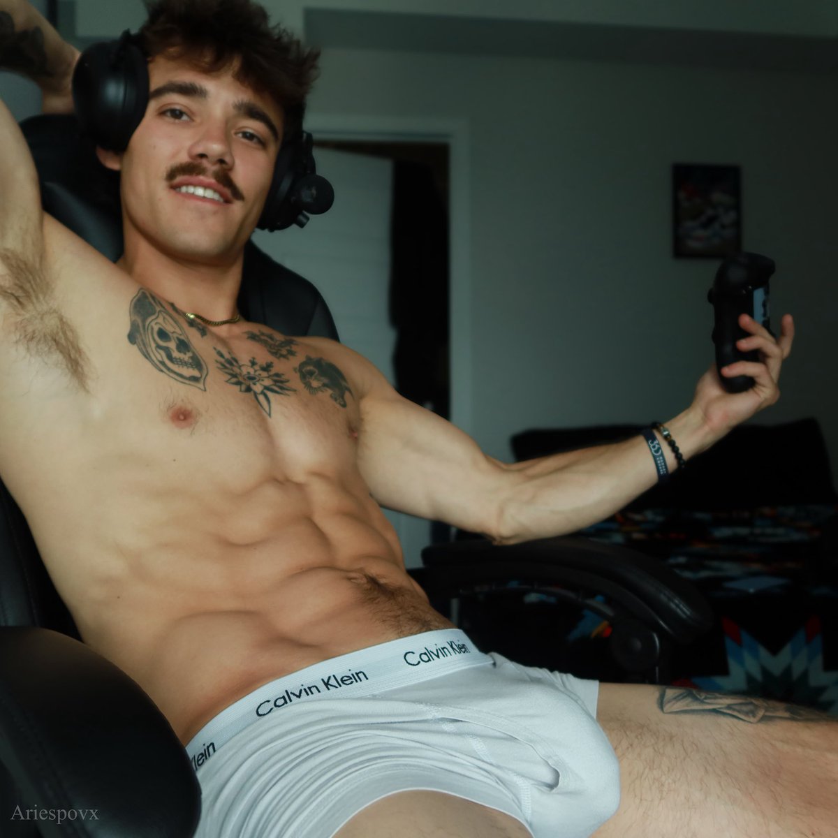 ariespovx's tweet photo. swipe to move the remote 😜 https://t.co/OmHZKQqtiC