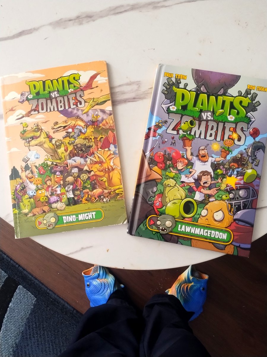 shunPack1's tweet photo. ๐๐ I go soft and hardcover plants vs zombies comic books yfm ๐ค๐พ๐ค๐พ๐ฏ #readingisfundamental https://t.co/DYjpJZyNDs