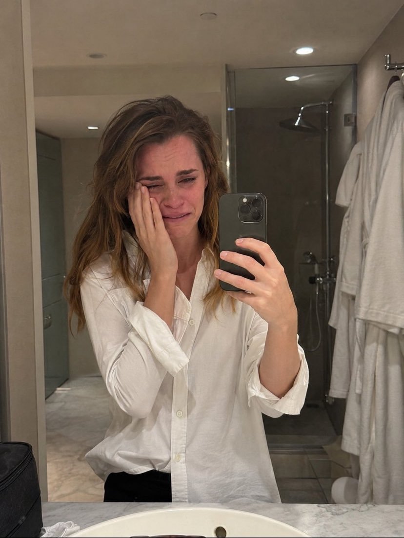 EmmaWatsonqdml's tweet photo. Sometimes tears say what words cannot. 😢💔 I don’t want to be loved for my fame, money, or name. I just want genuine hearts that love me for who I am. ❤️‍🩹🥺🤍
What matters more to you: love, loyalty, or honesty? ❤️
🇺🇸 🇬🇧 🇨🇦 🇦🇺 🇳🇿 🇮🇪 🇩🇪 🇫🇷 🇮🇹 🇪🇸 🇨🇭 🇳🇱 https://t.co/wn7Kjvpx9X