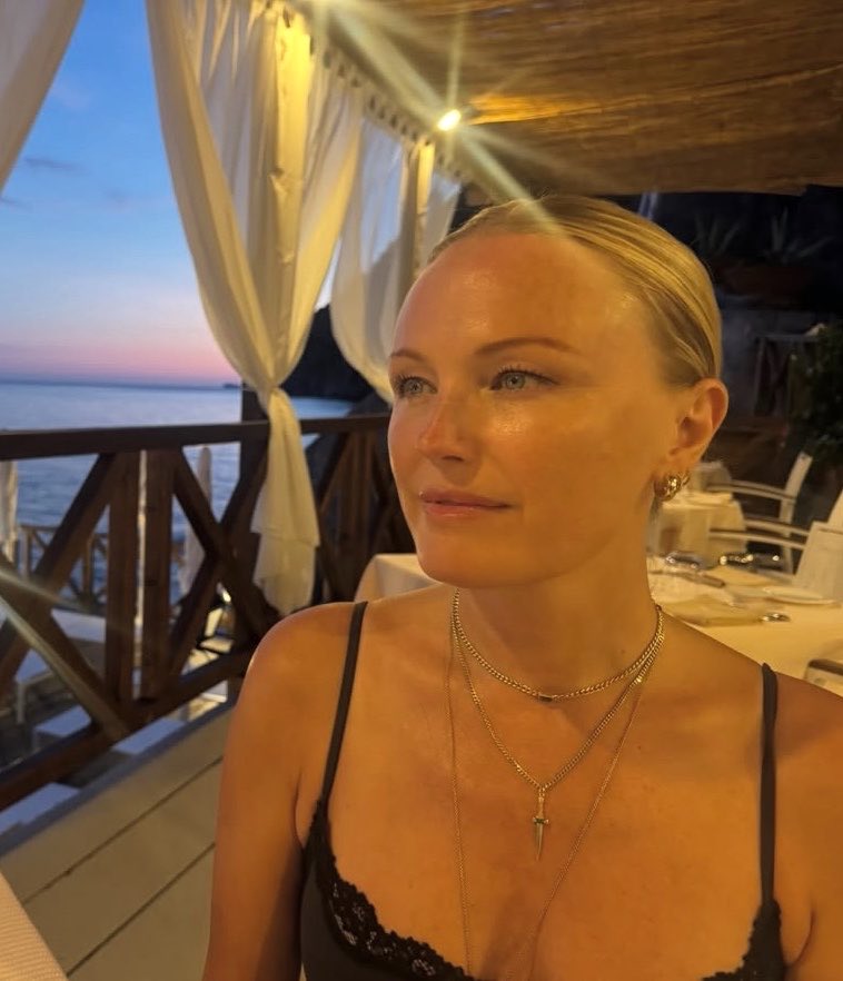 gaytheron's tweet photo. the most beautiful woman EVER https://t.co/DgFZ5PFFGl