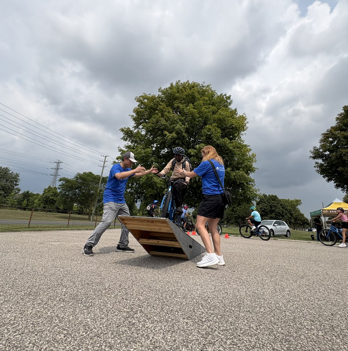 OPP_WR's tweet photo. #EssexCtyOPP was at Crowley Park in Windsor August 14 with @UnitedWayWECK and other Community Partners for the Summer Social with the #Ridesmart trailer helping teach bicycle safety and riding techniques.
Join us all again on August 21from 1:00-5:00 p.m. at Frank W. Begley Public School.
#communitypolicing #bicyclesafety
^^^^^^^^^^^^^^^^^^^^
#EssexCtyOPP était présent au Crowley Park de Windsor le 14 août aux côtés de @UnitedWayWECK et d'autres partenaires locaux à l'occasion de la fête estivale « Summer Social », avec la remorque #Ridesmart destinée à sensibiliser à la sécurité à vélo et à enseigner les techniques de conduite.
Rejoignez-nous à nouveau le 21 août à l'école publique Frank W. Begley.
#policiedeproximité #sécuritéàvélo
^cc