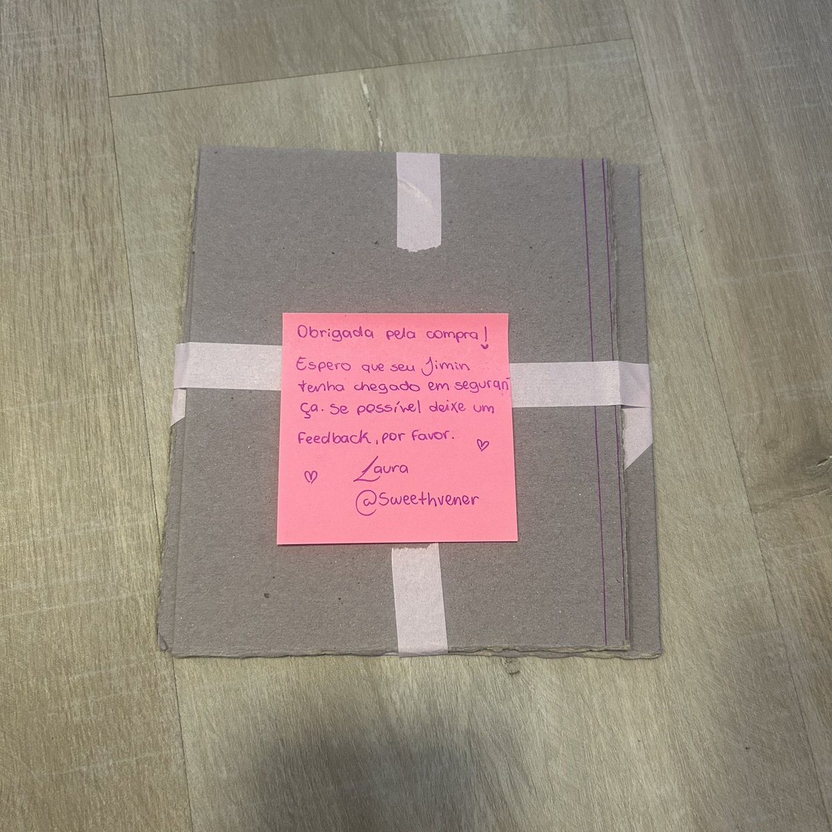 ihsgirI's tweet photo. feedback super positivo pra @sweethvener 

to encantada com esse postcard, ele é perfeito!! 
chegou rapidinho e em perfeito estado, muuuito bem embalado

fiquei muito satisfeita e com certeza comprarei com vc novamente, recomendo dms!!!

muito obrigada pelo carinho 💗 https://t.co/GFUUkvM18y