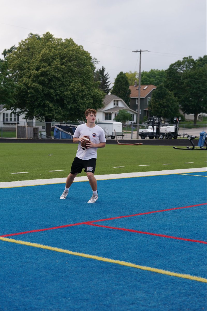 SamStaebler's tweet photo. The reps don’t end when practice does. https://t.co/KmfiARFxux