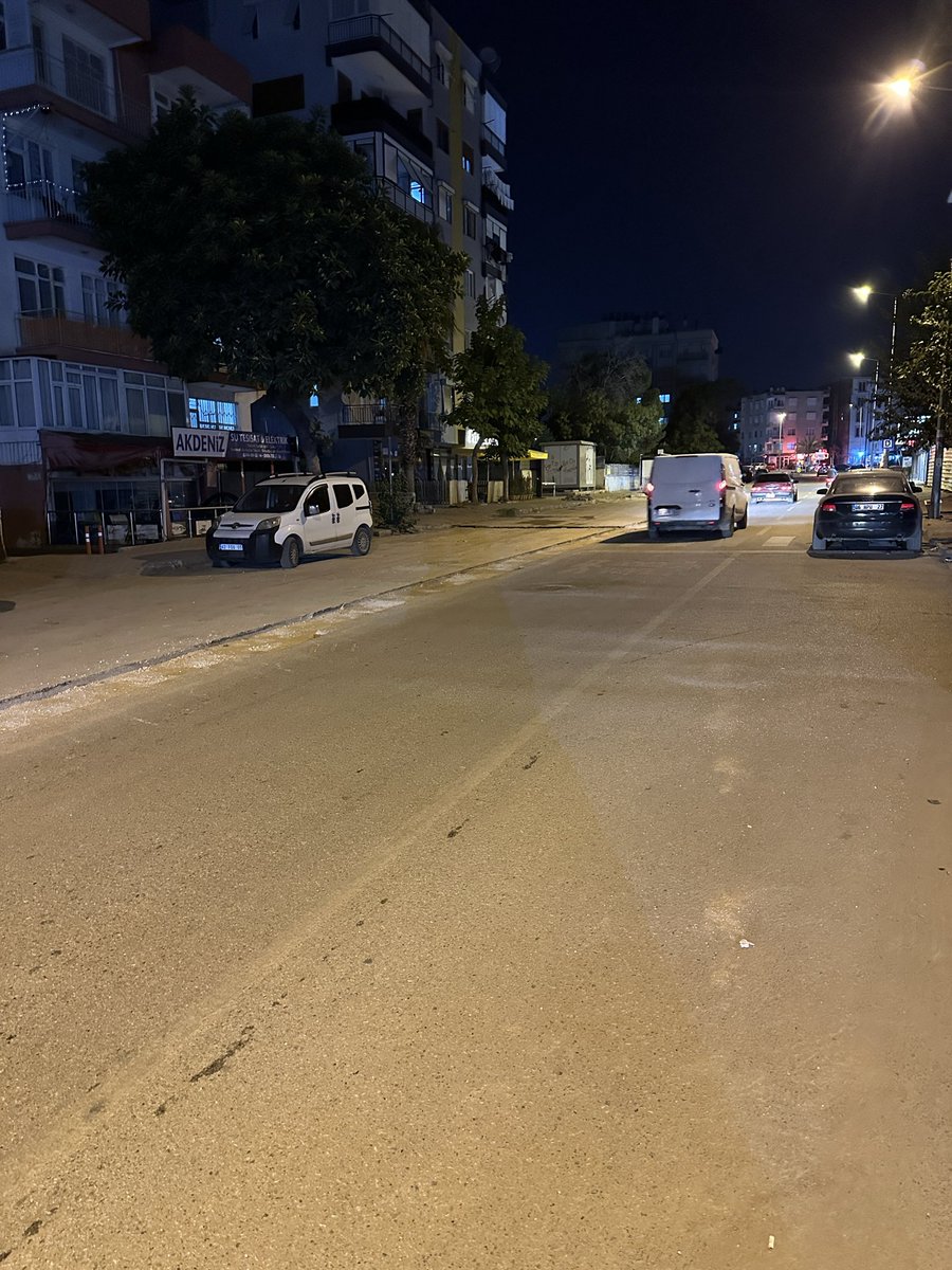 CihanBey07's tweet photo. @asatantalyabb @AntalyaHakkinda @busraozdemirtr  Burası Kazımkarabekir Caddesi. Yıl 2026.Ağustos - Sizler övünebilirsiniz. Fakat bizler sövünüyoruz. Başından beri yalap-şap özensiz bir çalışma (Toz + Yetersiz Sulama+ Düzensiz Çalışma- Tedbirsizlik dump yapmış)  Sövünüyoruz 👏 https://t.co/oJCgadNuoM