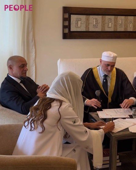 ActuFoot_'s tweet photo. 🚨 NON ! ROBERTO CARLOS 🇧🇷 NE S’EST PAS CONVERTI À L’ISLAM ! ❌

🗣️ « J'ai LE PLUS GRAND RESPECT POUR L’ISLAM, et c'est merveilleux de voir ma femme prier, mais les rumeurs qui circulent au sujet de ma conversion à l'islam sont FAUSSES. »

🎙️ Okaz https://t.co/ylCXw2xkVt