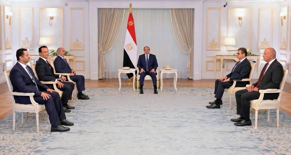 rg1k1's tweet photo. الرئيس السيسي يجتمع مع حفتر وأولاده في مصر. 
اختصار المشهد السياسي في شرق ليبيا في عائلة حفتر يراه حفتر في مصلحته، بينما هو في الحقيقة السبب الرئيسي الذي سيعجّل بنهايته.

إنه لمؤلم حقًا أن تكون أجسـاد شبـاب بـرقة الـمحترقة في ساحات الـحـ رب جسرًا لعبور أبناء حفتر إلى الثروة والسلطة.

ولكن فقط انتظر، إني أرى لهم يومًا أشـد عليهم من يـوم القيامة على الكـافـر .