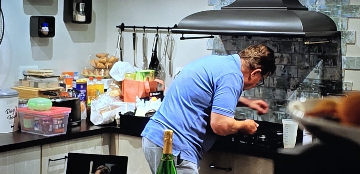 JoyceDFoto's tweet photo. Het zal toch niet zo zijn dat #Arie nu de kooktroep van #Caroline aan het opruimen is terwijl zij met #Gilberto gezellig zit na te tafelen? π€¨
#benbvolliefde https://t.co/TDE65007TM