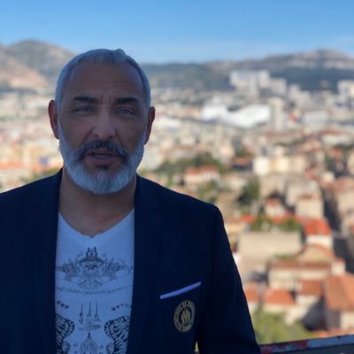 ActuFoot_'s tweet photo. 🚨🚨 BRUNO GENESIO, GREG LORENZI ET LE DG DE L’OM ONT RENCONTRÉ LES CHEFS DE FILE DES VIRAGES DU CLUB CE MARDI SOIR.

Il y a eu des échanges pertinents avec l'entraîneur, qui a fait bonne impression, et Lorenzi. 

🤯👉 La fin de la réunion a été PLUS MOUVEMENTÉE, quand l'avenir économique de l'OM a été évoqué. 

Rachid Zeroual, patron des Winners, s'est notamment ému du désengagement de Frank McCourt 🇺🇸 et du manque de visibilité du projet du Bostonien. 

En substance, et en élaguant QUELQUES MOTS FLEURIS, il a demandé à McCourt de continuer à investir dans le club, afin qu'il reste ambitieux sportivement, ou de laisser place à un autre propriétaire. 😳

🗞️ @lequipe
