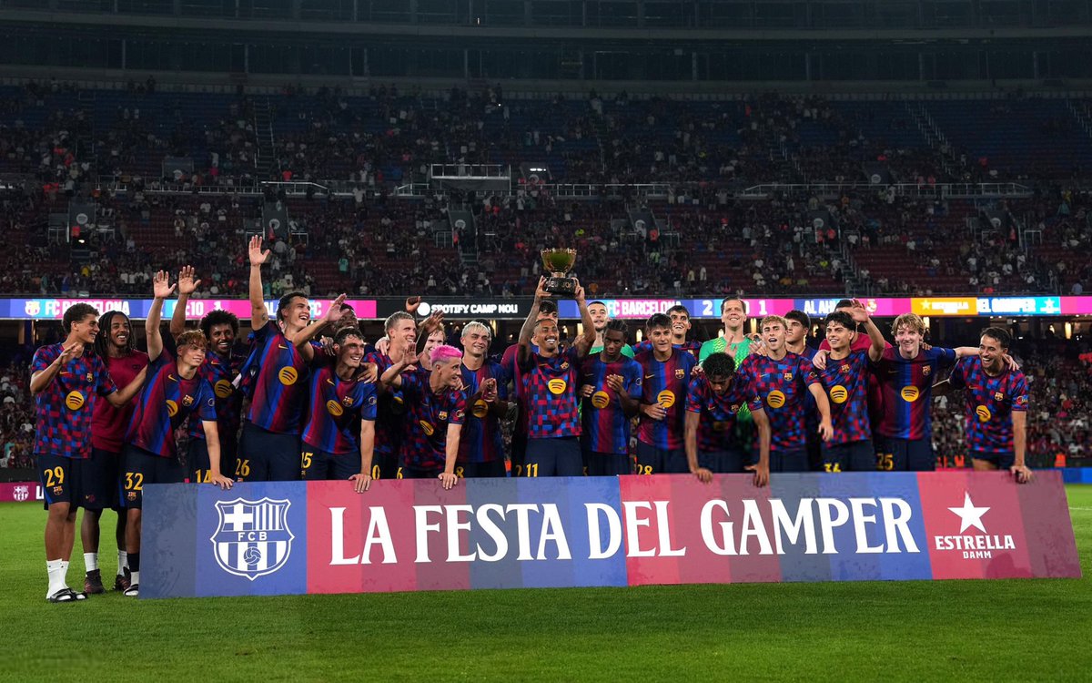 ActuFoot_'s tweet photo. Le Barça soulève le Trophée Gamper. 😁💙❤️ https://t.co/Nfu4ChOnoq