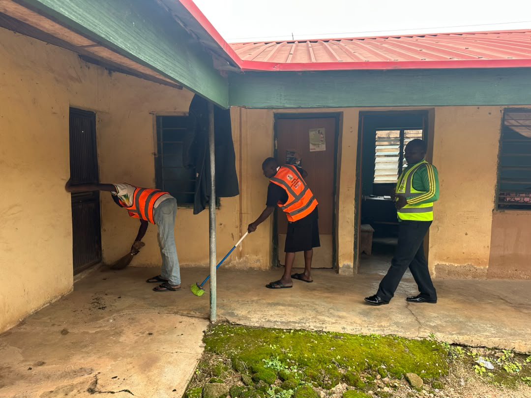 prawaorg's tweet photo. PRAWA conducted a monitoring visit to the Jos North Local Government Secretariat to assess the implementation of Community Service and the use of reflective jackets by Non-Custodial Measure beneficiaries.

#PRAWA #CommunityService #NonCustodialMeasures #JusticeReform https://t.co/JjYX70Xv3V