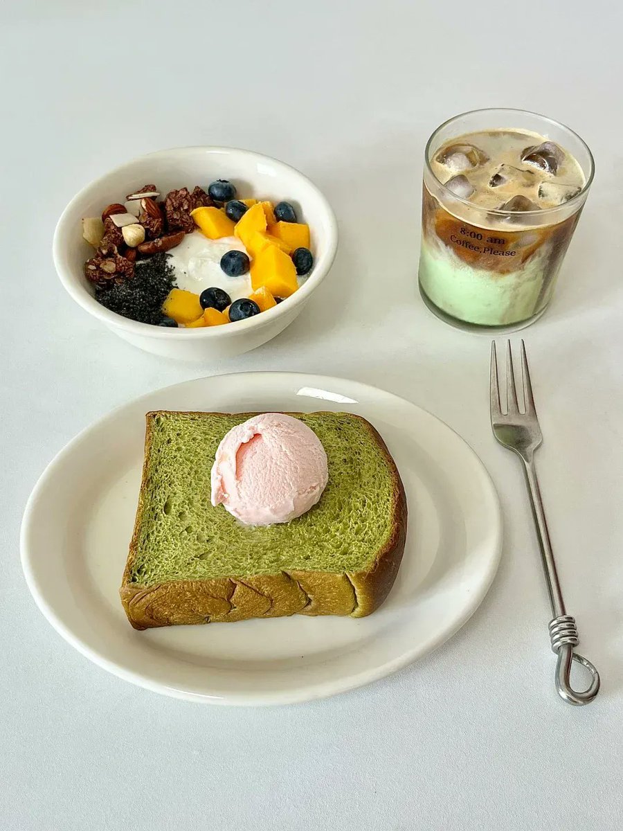 imsakromadhon's tweet photo. Just nailed my 5-min morning matcha toast—creamy matcha butter on crispy whole-grain bread, a dash of honey and crushed almonds. Fueled and ready to crush the day!， https://t.co/IMtwTpisFx
