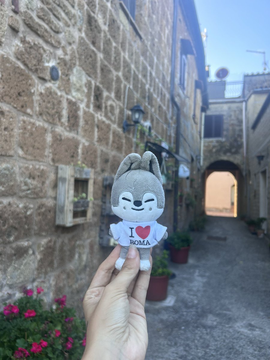 gnabmimi's tweet photo. wolfchan having fun in tuscany 🤏🏼 https://t.co/qvbaA1luKM