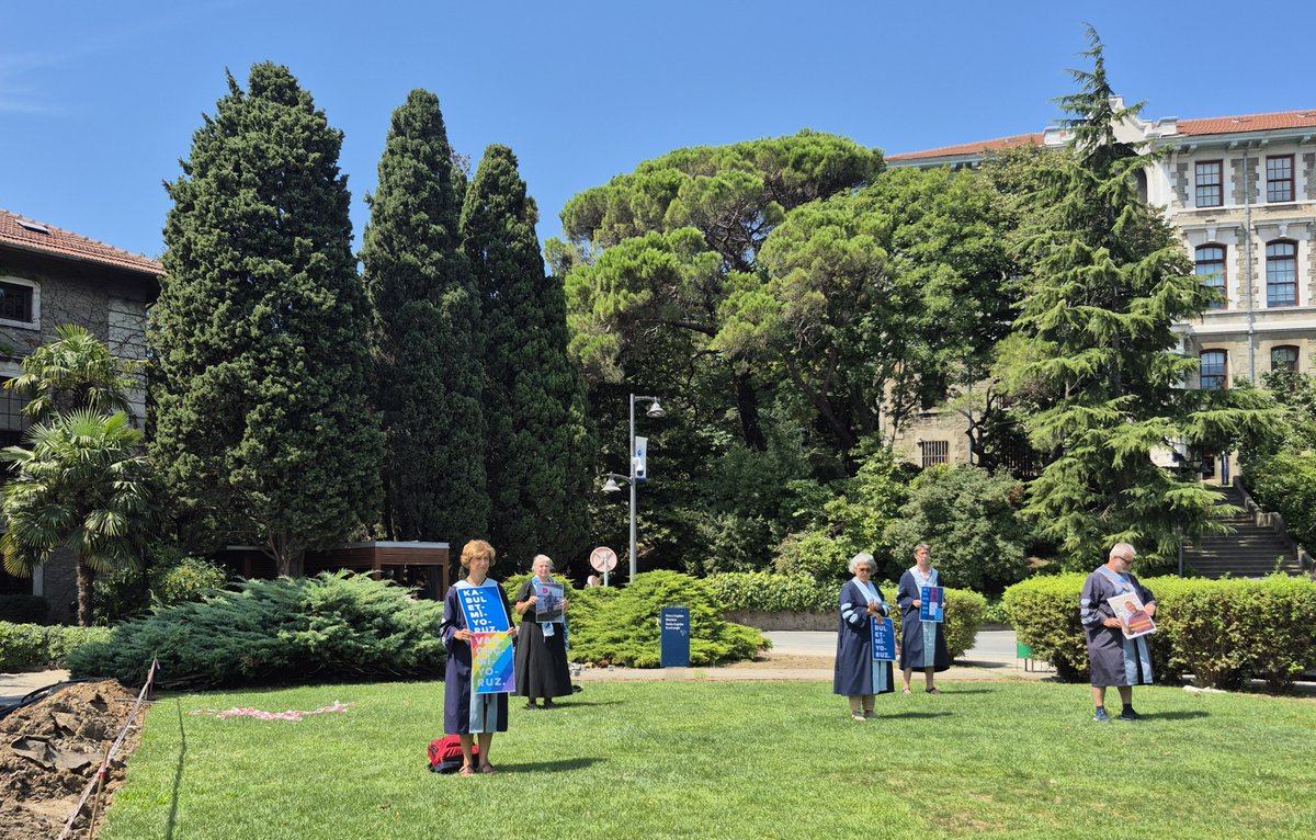 yunusunbabasi's tweet photo. 19 Ağustos 2026 Boğaziçi Üniversitesi Akademisyenleri Nöbeti no. 1376. Direnişin 6. yılı/2054. günü @UniBogazici #KabulEtmiyoruzVazgeçmiyoruz
August 19, 2026 Bogazici University Faculty Vigil #1376/6th year/2054th day of the resistance @unibogazici_en #WeDoNotAcceptWeDoNotGiveUp https://t.co/6Jm8MdEVey