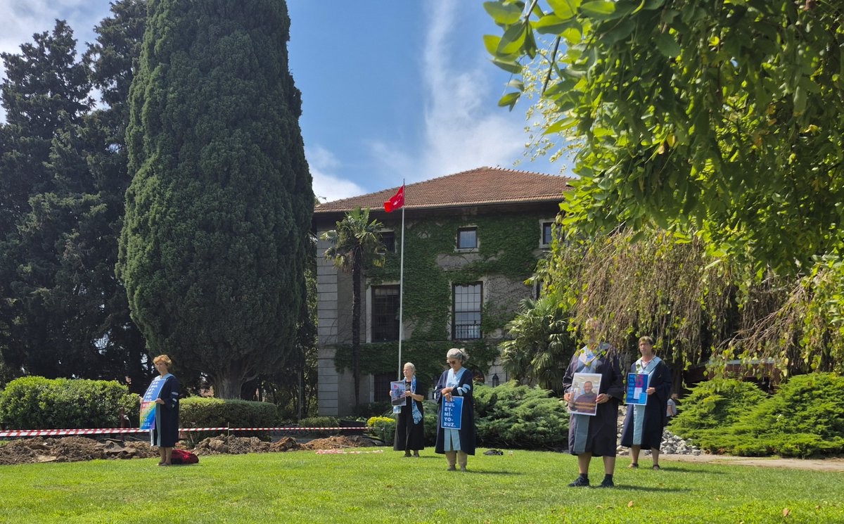 yunusunbabasi's tweet photo. 19 Ağustos 2026 Boğaziçi Üniversitesi Akademisyenleri Nöbeti no. 1376. Direnişin 6. yılı/2054. günü @UniBogazici #KabulEtmiyoruzVazgeçmiyoruz
August 19, 2026 Bogazici University Faculty Vigil #1376/6th year/2054th day of the resistance @unibogazici_en #WeDoNotAcceptWeDoNotGiveUp https://t.co/6Jm8MdEVey