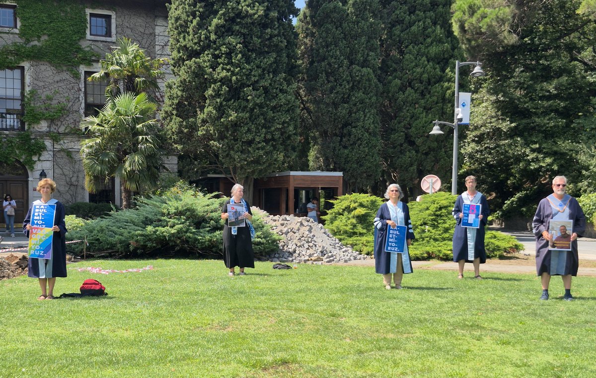 yunusunbabasi's tweet photo. 19 Ağustos 2026 Boğaziçi Üniversitesi Akademisyenleri Nöbeti no. 1376. Direnişin 6. yılı/2054. günü @UniBogazici #KabulEtmiyoruzVazgeçmiyoruz
August 19, 2026 Bogazici University Faculty Vigil #1376/6th year/2054th day of the resistance @unibogazici_en #WeDoNotAcceptWeDoNotGiveUp https://t.co/6Jm8MdEVey