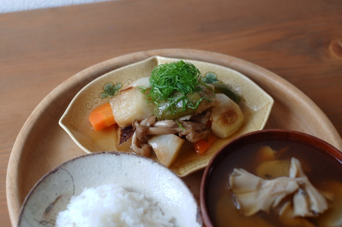 meshi_tore's tweet photo. 5:35 a.m
鮭はらすと野菜（白茄子・ピーマン・人参・しめじ）の南蛮漬け、舞茸・蕪の味噌汁 https://t.co/gqHLMNiF1k