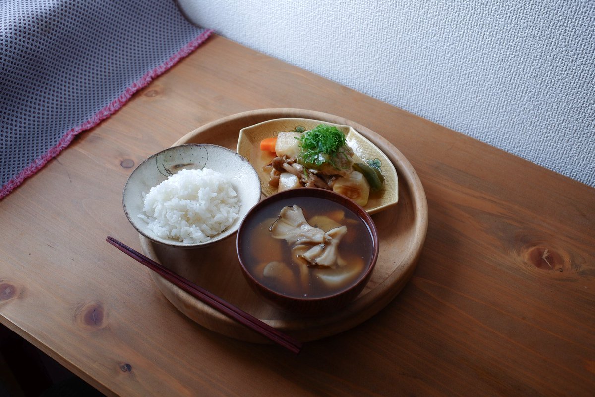 meshi_tore's tweet photo. 5:35 a.m
鮭はらすと野菜（白茄子・ピーマン・人参・しめじ）の南蛮漬け、舞茸・蕪の味噌汁 https://t.co/gqHLMNiF1k