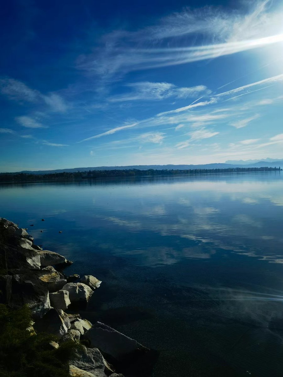 RoyVarughese's tweet photo. Spent the morning chasing golden sunlight at the mountain lake—cool breeze, rippling waves, and zero plans except to breathe deep. Pure magic that made all the early wake-up worth it  #Wanderlust #NatureMoments https://t.co/cDQC4ErrBt