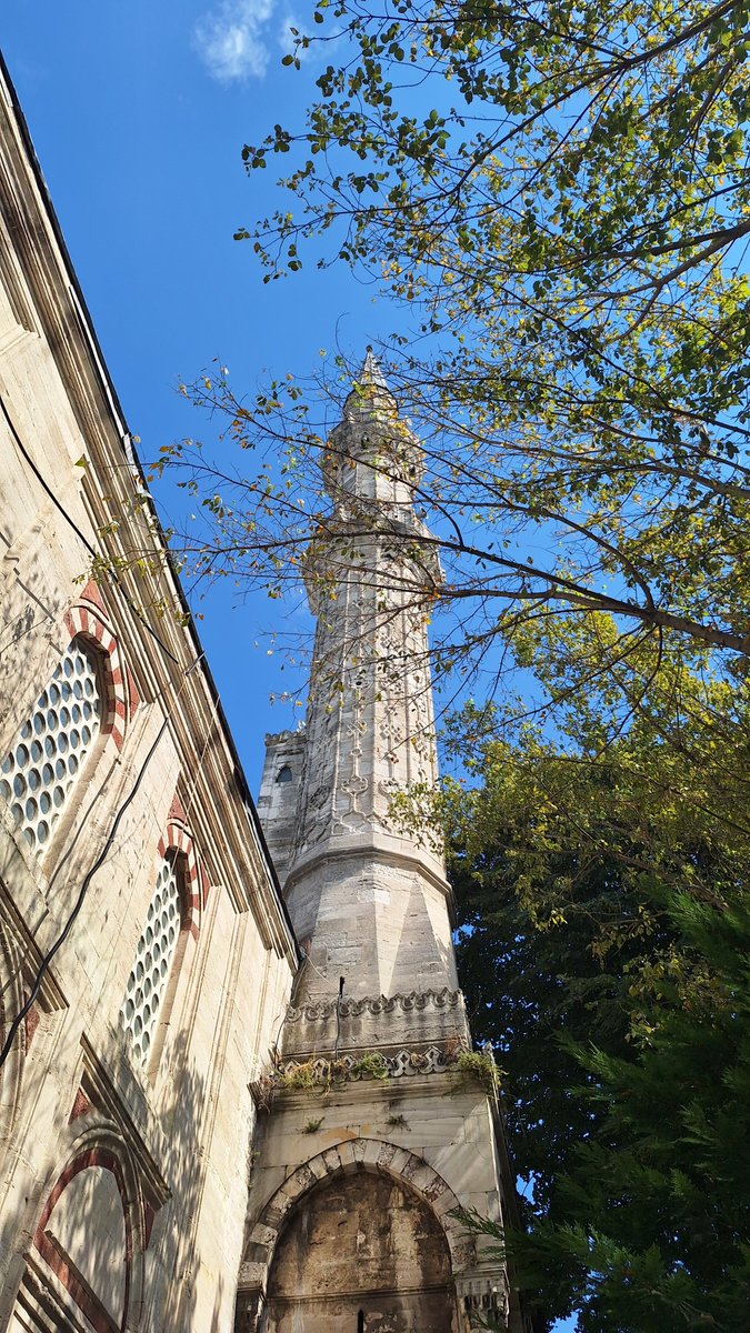 ozgul__onder's tweet photo. "Caminin sağında ve solundaki ikişer şerefeli iki minarenin İstanbul, Bursa ve Edirne'de benzeri yapılmamıştır. Öyle nakışlı ve hayret verici minarelerdir ki, Koca Mimar Sinan bu minarelerde ve camide bütün ustalığını göstermiştir."
Evliya Çelebi
🌹
Şehzade Camii
19082026 📸 https://t.co/t9uSCQgqYz