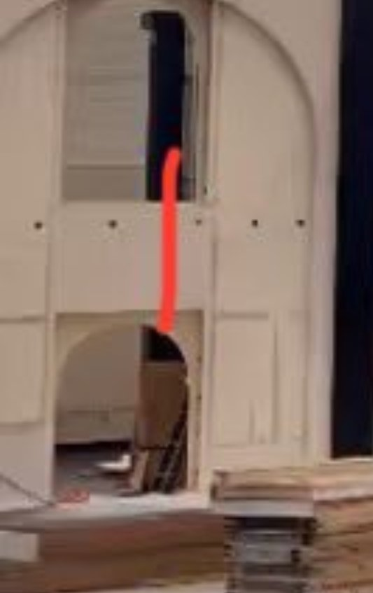 merylisk's tweet photo. @apfeltatze there's this now too i'm LOSING it lol someone said it looked like a dog door sdlfkjlsdkfj 🤡🤡🤡🎪🎪🎪🐶🐶🐶 https://t.co/dTz0i2EXkZ