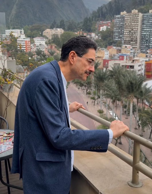 RobinsonMonta64's tweet photo. Según el guerrillero, esta noche del 19 de agosto este par de engendros van a dar la réplica de la oposición. El CNE dice que son 20 minutos. No me importa porque no veo películas de terror, así que no me afecta. https://t.co/29oBZvAFjg