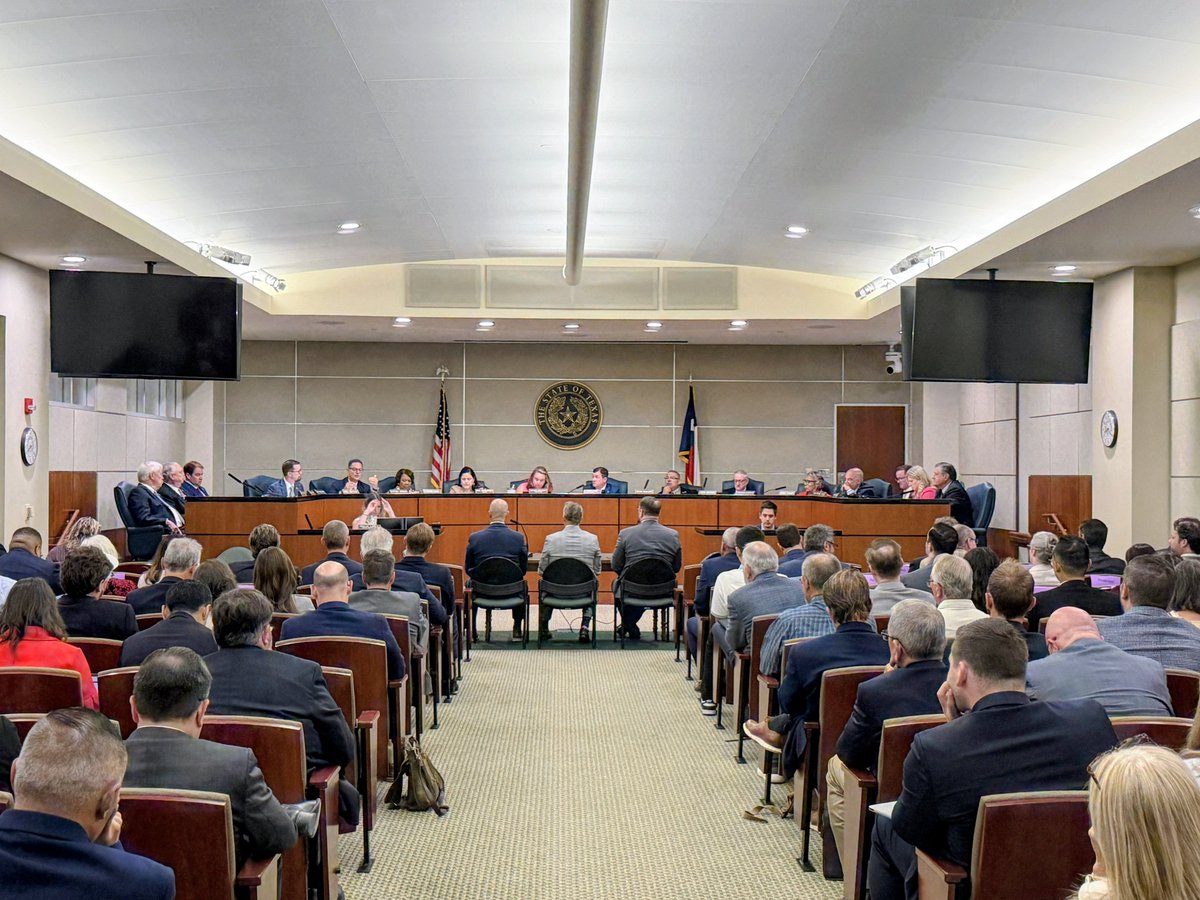 LaceyHullTx's tweet photo. Today, the House State Affairs Committee met to discuss issues for Texans across the state. Thank you to Chairman Ken King for organizing an environment for Texans to let their voices be heard. I appreciate his leadership, and my fellow committee members for their attention to these important issues. I look forward to continuing these conversations in the 90th Legislative Session.