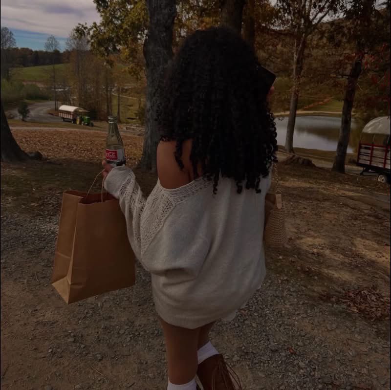 layxsnv's tweet photo. Oh, nothing. Just patiently waiting for the leaves to be crunchier, breeze to be cooler and life be slower. 🍂🧡 https://t.co/uzRvbINObn