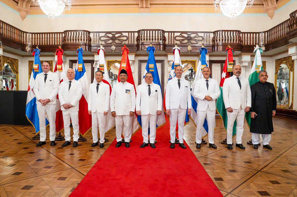 MIREXRD's tweet photo. 🗞️Nota de Prensa:

Presidente Abinader recibe Cartas Credenciales de nueve embajadores acreditados en República Dominicana.

🌐https://t.co/mtHfs0K0cq https://t.co/sxxKfY1SQi