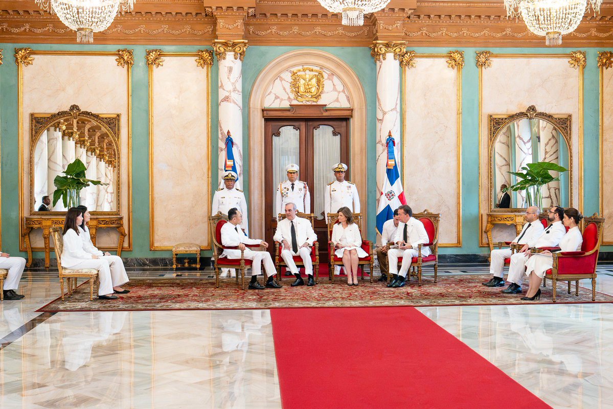 MIREXRD's tweet photo. 🗞️Nota de Prensa:

Presidente Abinader recibe Cartas Credenciales de nueve embajadores acreditados en República Dominicana.

🌐https://t.co/mtHfs0K0cq https://t.co/sxxKfY1SQi
