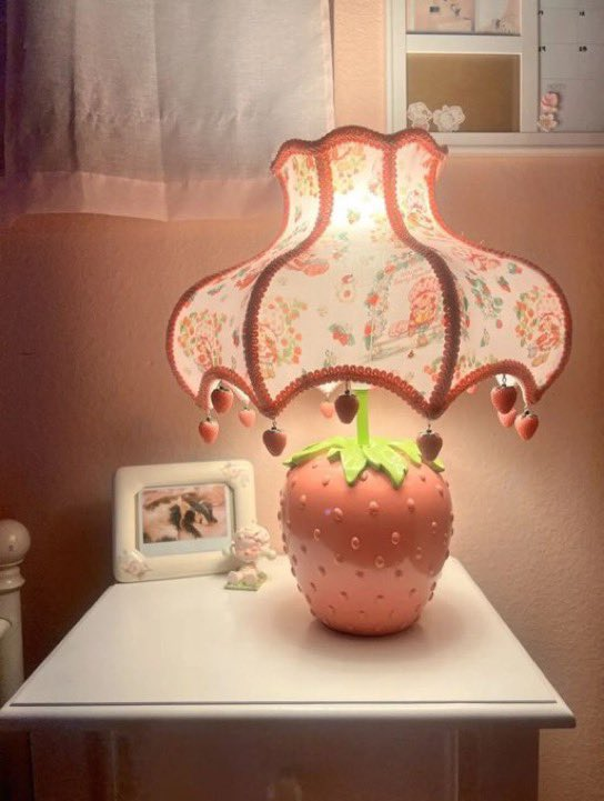 petalesblancs's tweet photo. strawberry lamp 🍓 https://t.co/SpZ6fbC8pl
