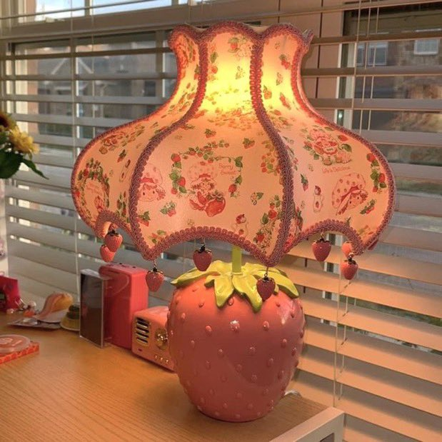 petalesblancs's tweet photo. strawberry lamp 🍓 https://t.co/SpZ6fbC8pl