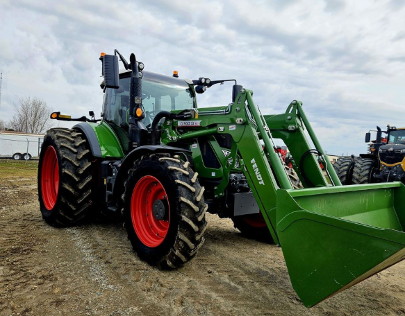 southpointequip's tweet photo. 🚜 2021 Fendt 718 Gen6 - $249,995!
Loaded up with the Fendt 5X90 loader, ProfiPlus, NovAtel, 5 remotes, air cab suspension, full LEDs, Evo seat, Power Lift DA, 193 L/min pump, exhaust brake, hydraulic trailer brakes & more!
⏱️ 2,322 hours | 480/46 duals | FWA | Diesel
📍 Chatham
📞 Come check it out at Southpoint Equipment!

#Fendt #Fendt718 #PreOwnedEquipment #SouthpointEquipment