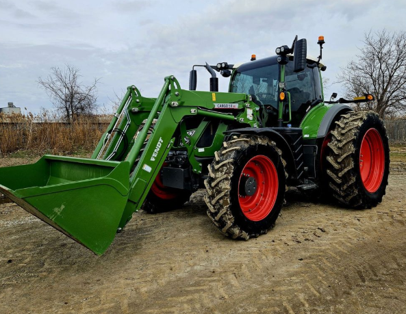 southpointequip's tweet photo. 🚜 2021 Fendt 718 Gen6 - $249,995!
Loaded up with the Fendt 5X90 loader, ProfiPlus, NovAtel, 5 remotes, air cab suspension, full LEDs, Evo seat, Power Lift DA, 193 L/min pump, exhaust brake, hydraulic trailer brakes & more!
⏱️ 2,322 hours | 480/46 duals | FWA | Diesel
📍 Chatham
📞 Come check it out at Southpoint Equipment!

#Fendt #Fendt718 #PreOwnedEquipment #SouthpointEquipment