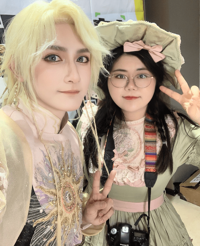 Framali74's tweet photo. Just had the best day ever at the city's anime con! Met my favorite voice actor, got an awesome custom art print, and wore my cosplay with pride—total magic https://t.co/P0RziYEoRf