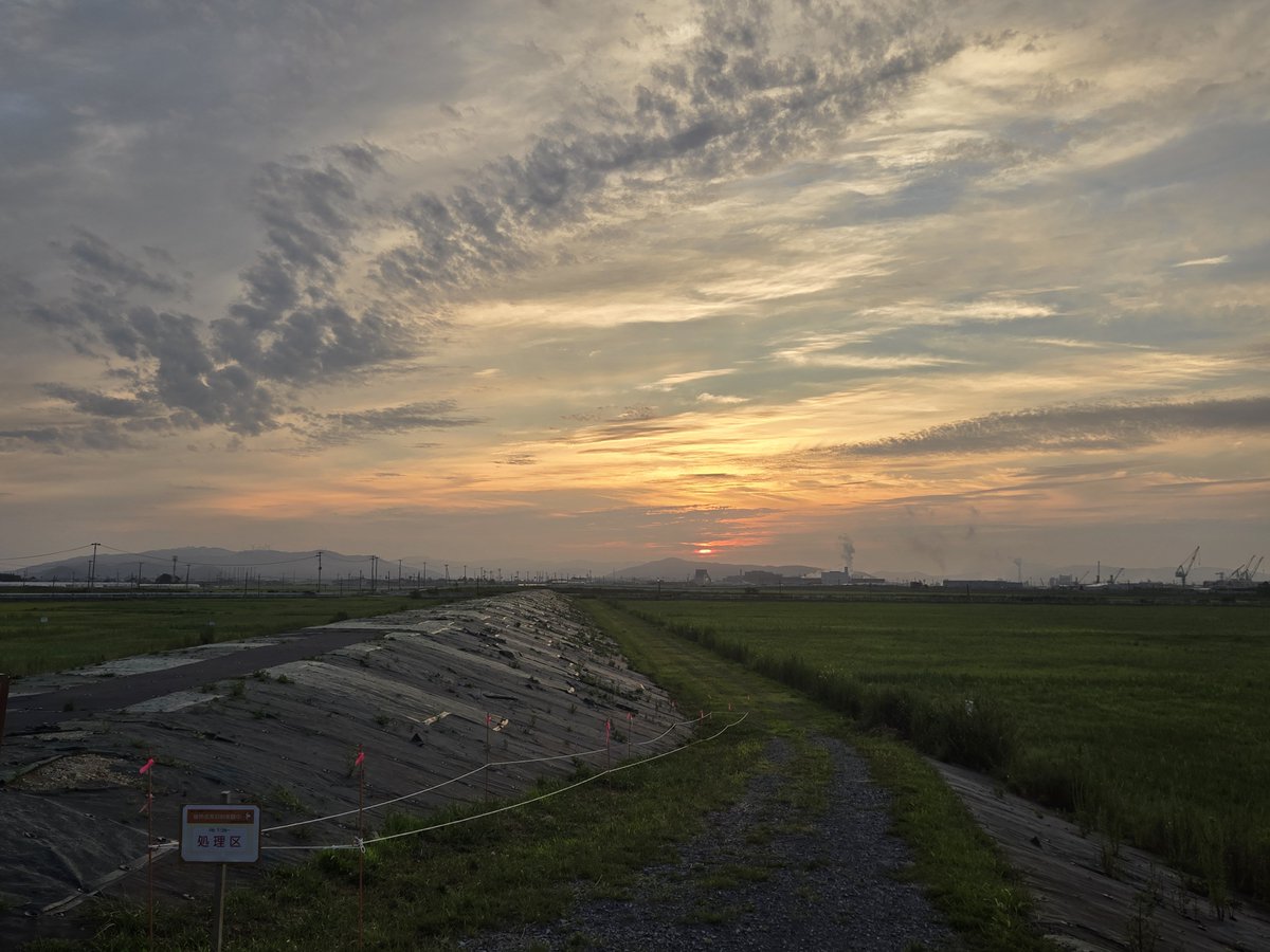 BOO61012079's tweet photo. #宮城県東松島市 #航空自衛隊松島基地 周辺の #夜明け
今日から3日間、#ブルーインパルス の #飛行場訓練 が行われます。
お盆休み明けですが、多数の来訪が予想されます。
特に22日は始めての試みとして #土曜日 に2回の訓練が計画されています。
今まで観る機会の少なかった方も、ご友人、ご家族で楽しまれては如何でしょうか？
青空になりますように☺
