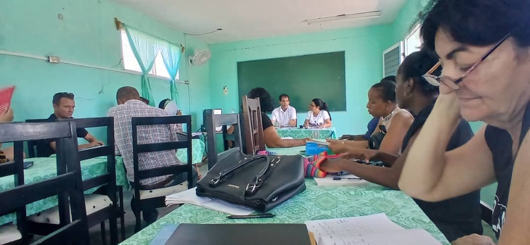 MariaIsabe77781's tweet photo. #CubaMined #Edusur #DeRegresoALasAulas 
La #EducaciónLajas y el Partido recibieron en el territorio la visita de recorrido de la Dirección Provincial de Educación para ultimar detalles sobre el inicio del curso escolar. https://t.co/9W8UZQkxpB