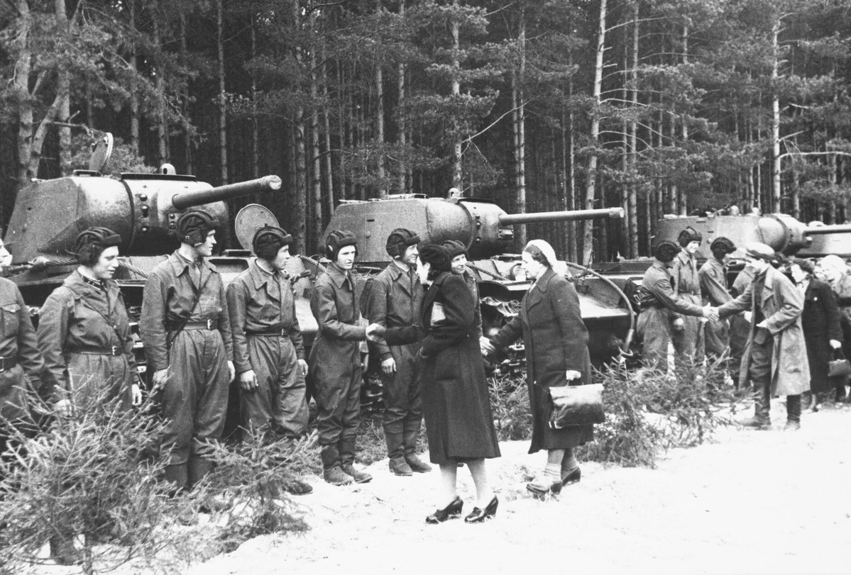 AkagiIJN's tweet photo. Le 20 août 1942, le KV-1S fut adopté en service. Malgré son nom, le KV-1s était un char fondamentalement différent et incorporait de nombreuses solutions techniques aux problèmes du KV-1 dont sa mobilité et sa fiabilité, dans le cadre d'une RKKA se voulant toujours plus mobile. https://t.co/sH864XqI0q