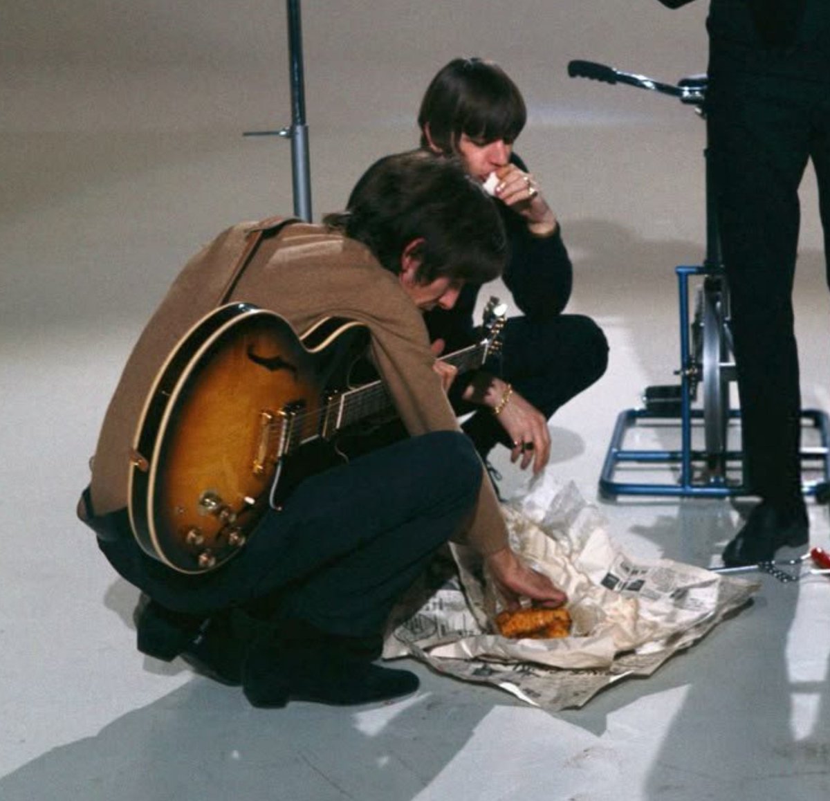 hinckleyysson's tweet photo. George eats off the floor what a grubby little bastard https://t.co/uz2RjDXuBm