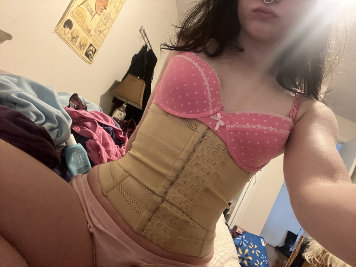 sickbbdollz's tweet photo. just another teen girl with a messy room lol https://t.co/LHtcjQT8FI