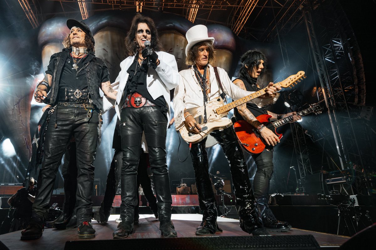 hollywoodvamps's tweet photo. Scarborough showed up ready to rock n roll!! Thanks for fulfilling our thirst! 🧛🏻‍♂️🎸🩸

📷 @TheAaronPerry 

🩸Tickets and VIP Packages on sale now at: https://t.co/3aC2RoJoKb

21.08 Colchester, UK with The Damned
22.08 Halifax, UK with The Damned
25.08 Nürnberg, DE with Cassyette
26.08 Paris, FR with Last Tour International
28.08 Köln, DE with Cassyette
30.08 Hamburg, DE with Cassyette
01.09 Milano, IT with Bambole di Pezza
02.09 Este, IT with Bambole di Pezza
03.09 Zagreb, HR (support TBD)
05.09 St Pölten, AT with Cassyette
06.09 Praha, CZ (support TBD)
08.09 Budapest, HU with Ivan and The Parazol
10.09 Łódź, PO (support TBA)

#hollywoodvampires #Scarborough #UK #concertphoto #concertphotographer