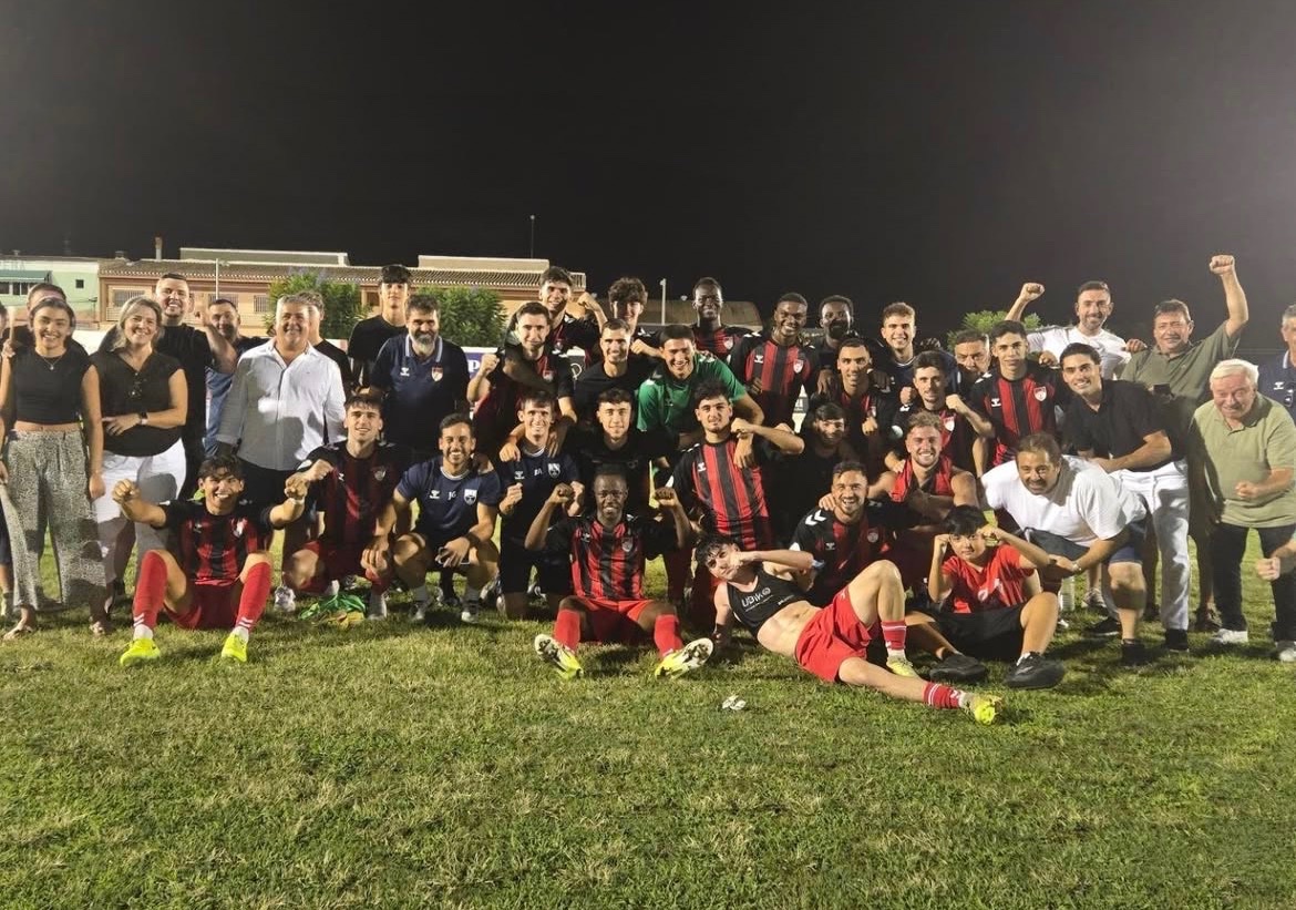 Nacional10x's tweet photo. Copa RFEF - Final
Alegria en la expedición del CD Cotillas tras el pase a la gran final.
Noche dulce y sueño cumplido para Pedro Contreras (alma mater torreña) - ex grana, que se medirá al Real Murcia CF en el último duelo regional. https://t.co/BsrbPPsIXO