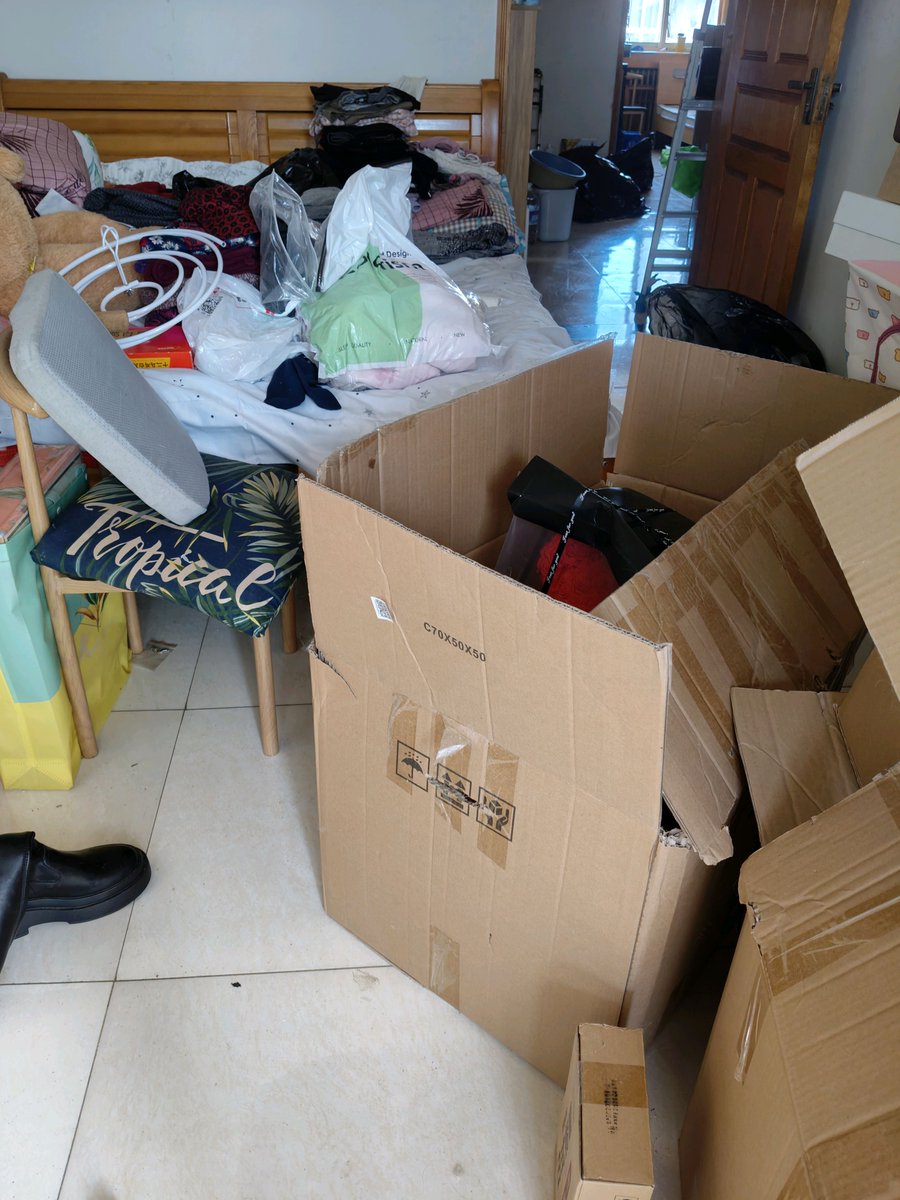 zhai_019's tweet photo. Just spent 2 hours sorting out old stuff—shipped 3 boxes of clothes to charity, kept only the books I actually read, and freed half my closet. Less clutter, more peace. https://t.co/VgmBoloOlC