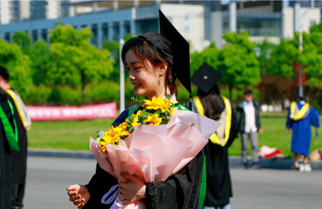 Jsraf183653's tweet photo. [Graduation mode: ON  Finally made it—cheers to late-night study sessions, messy group projects, and every step that led here. The future’s bright, and I’m ready to run. #Grad2024]， https://t.co/cw4pQY5R0p