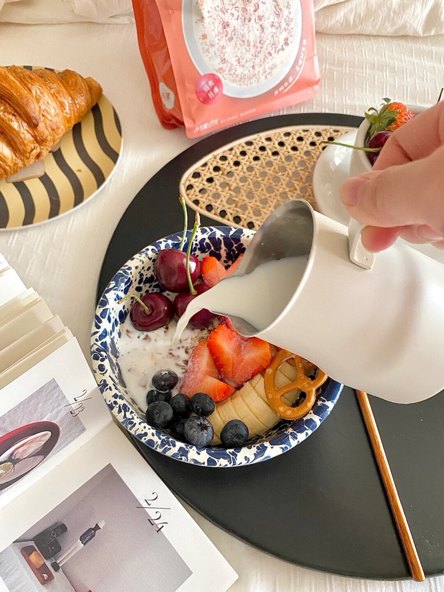 Rachel05990544's tweet photo. Just had the yummiest cozy oatmeal bowl topped with fresh blueberries, a drizzle of honey and a sprinkle of chia seeds — perfect start to a busy Monday! https://t.co/4Njzc7c4WX