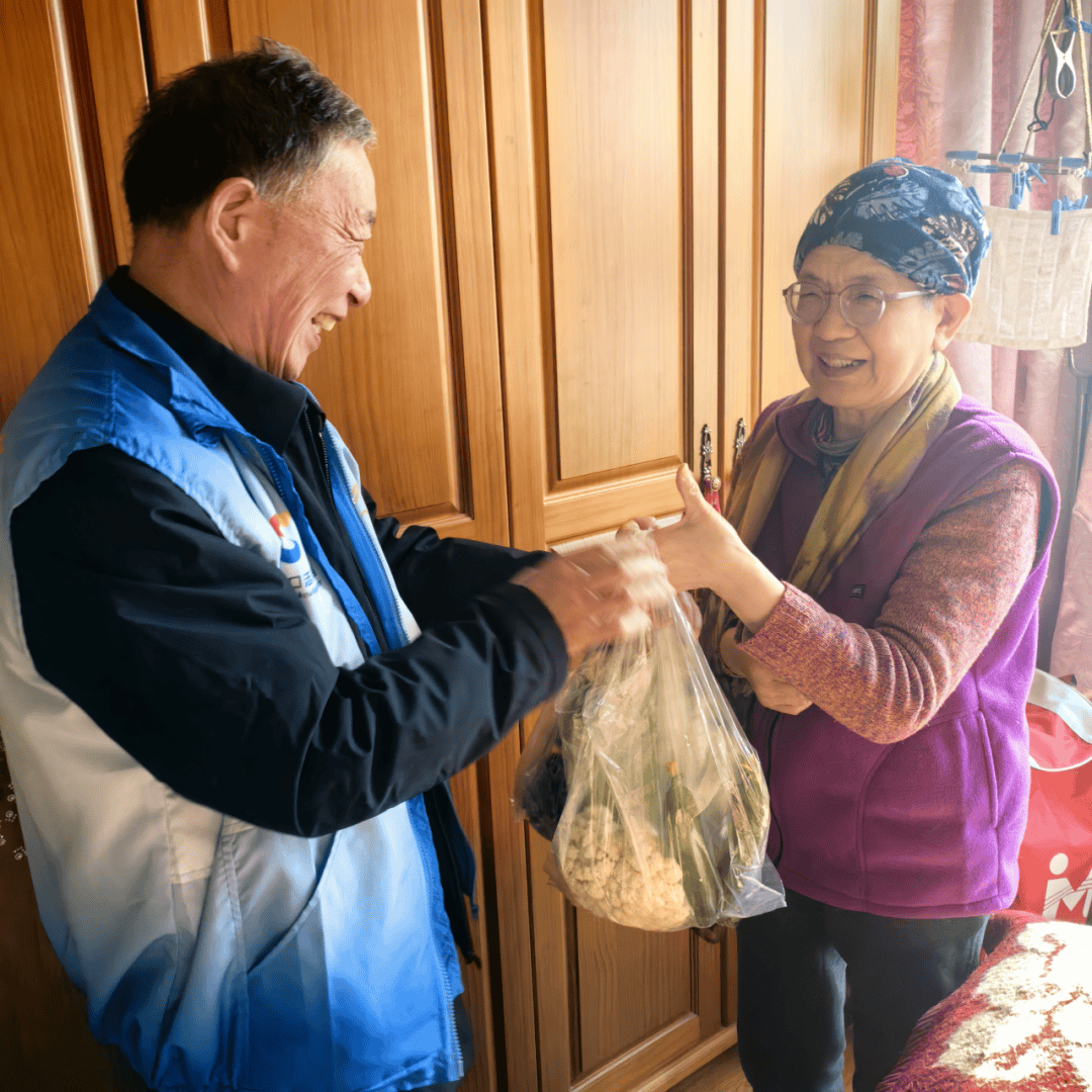 ErenSkBw's tweet photo. Neighborly win! Shared homemade cookies u0026 garden veggies with my new next-door folks today—already feel like we got a little neighborhood family vibe going , https://t.co/1smsNpcOpa